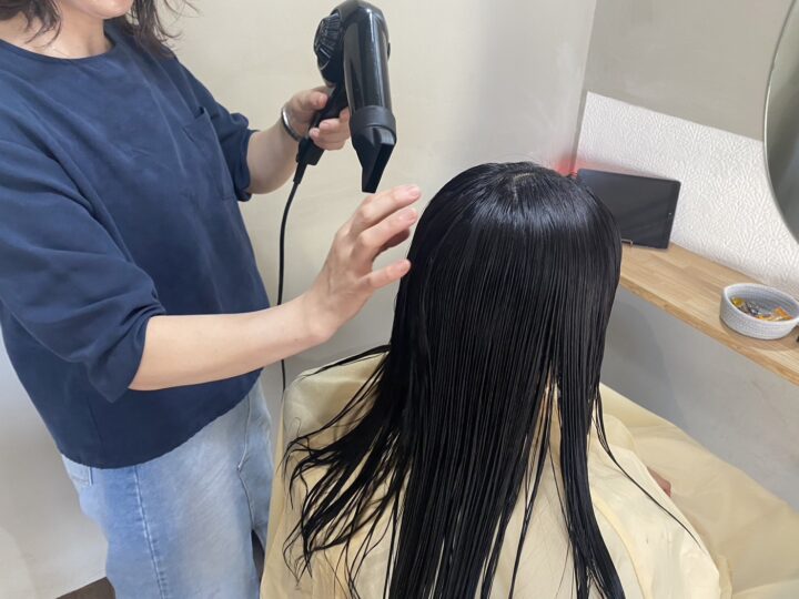 髪のキューティクルを整えるようにハンドブロー